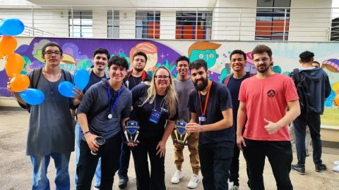 Foto de Otávio Sena e sua equipe com o troféu de 1º lugar na Maratona de Programação em Python